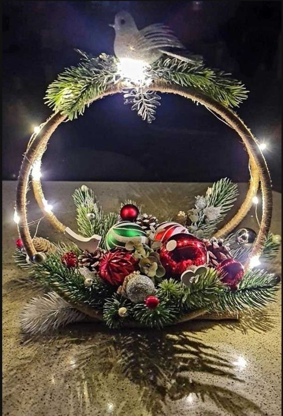 centre de table cercle de bois et boules de noel 